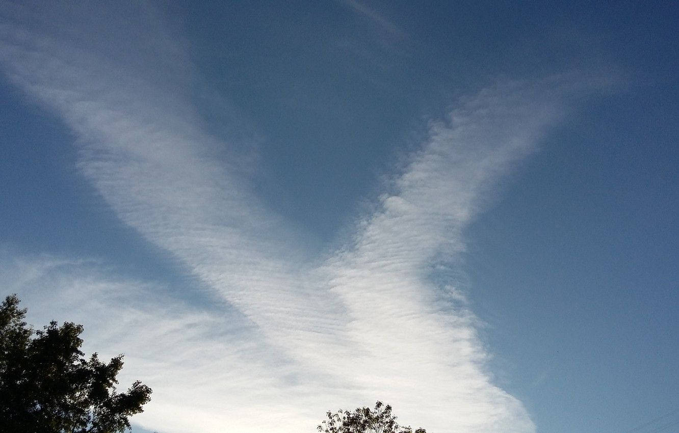 Et billedskønt himmel fuld af himmelske skyer Wallpaper