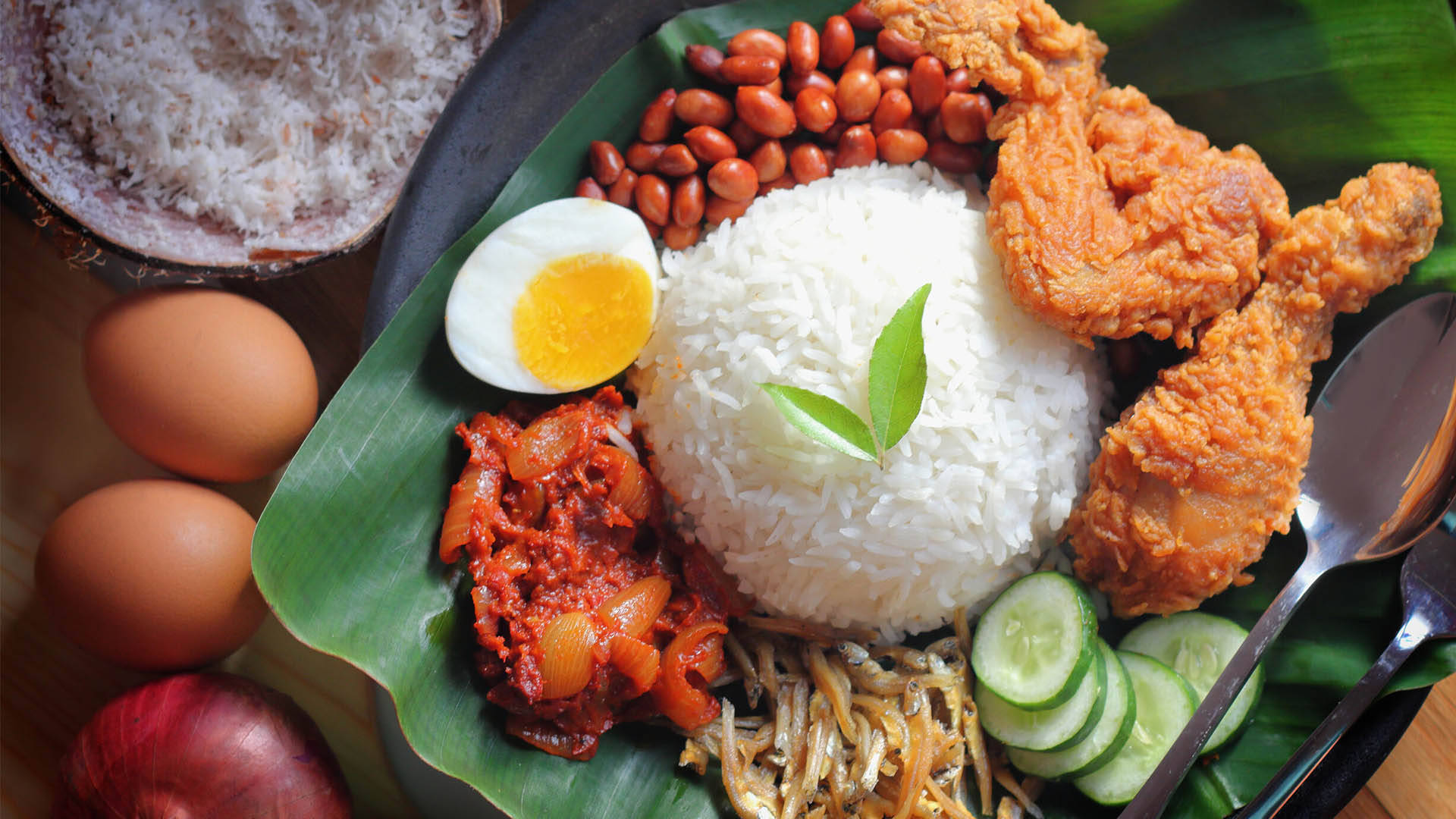 1. Himmelsk malaysisk mad Nasi Lemak overhøjde vinkel skud Wallpaper