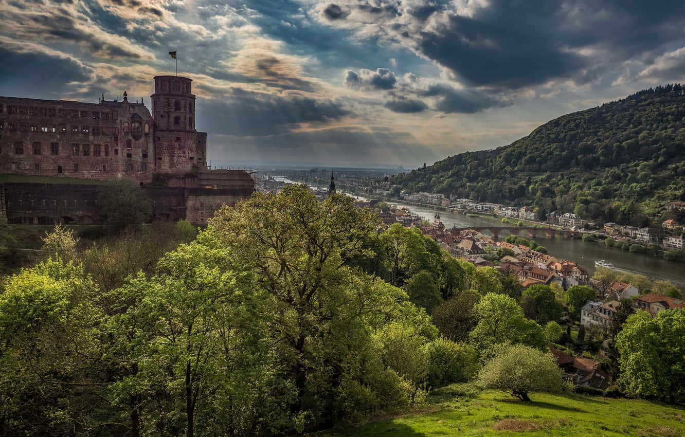 Castillode Heidelberg Bajo Nubes Estéticas. Fondo de pantalla