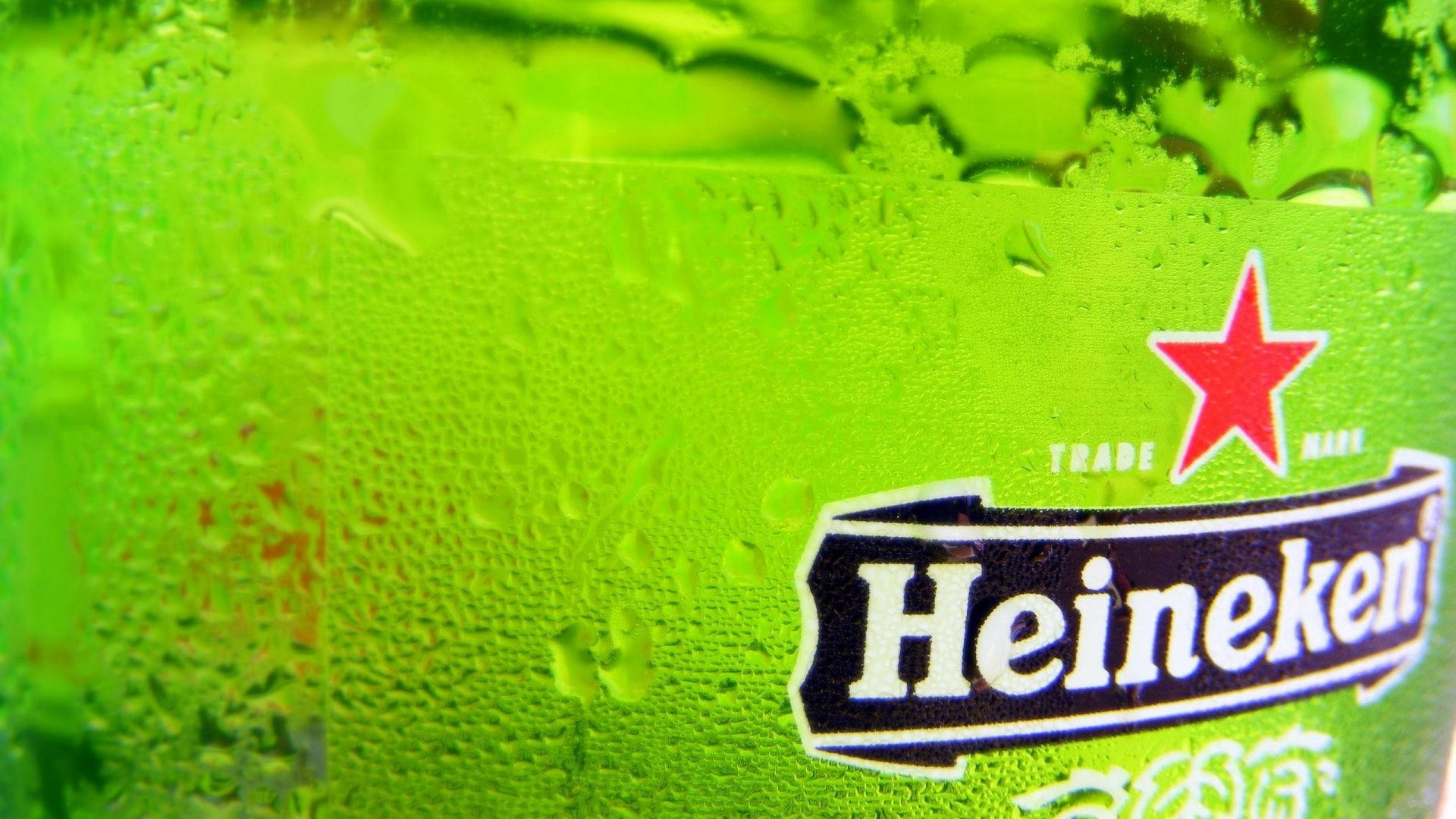 Closeup Del Logotipo De La Botella De Cerveza Heineken Lager Fondo de pantalla