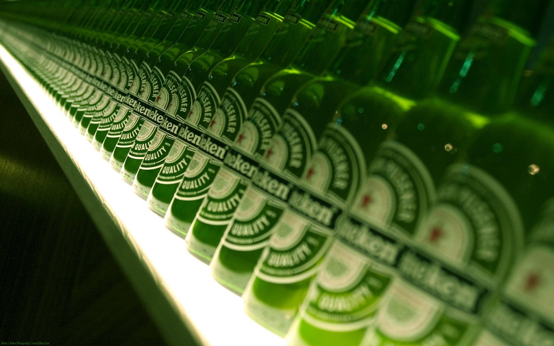 Heinekenlager Bier Flaschen Perspektivfoto. Wallpaper