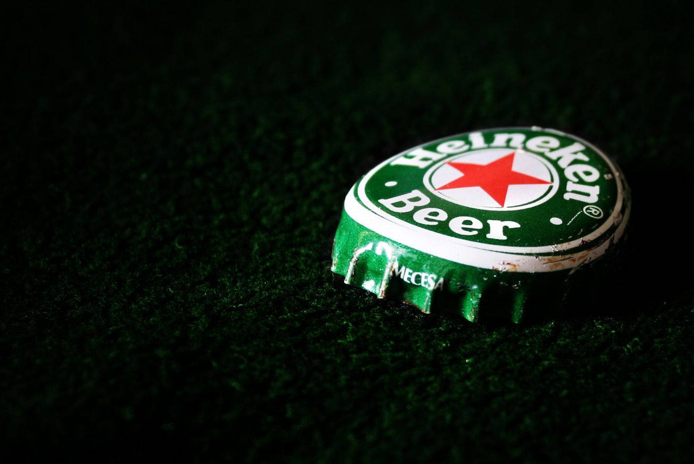 Chapade Botella Abollada De Heineken Lager Beer. Fondo de pantalla