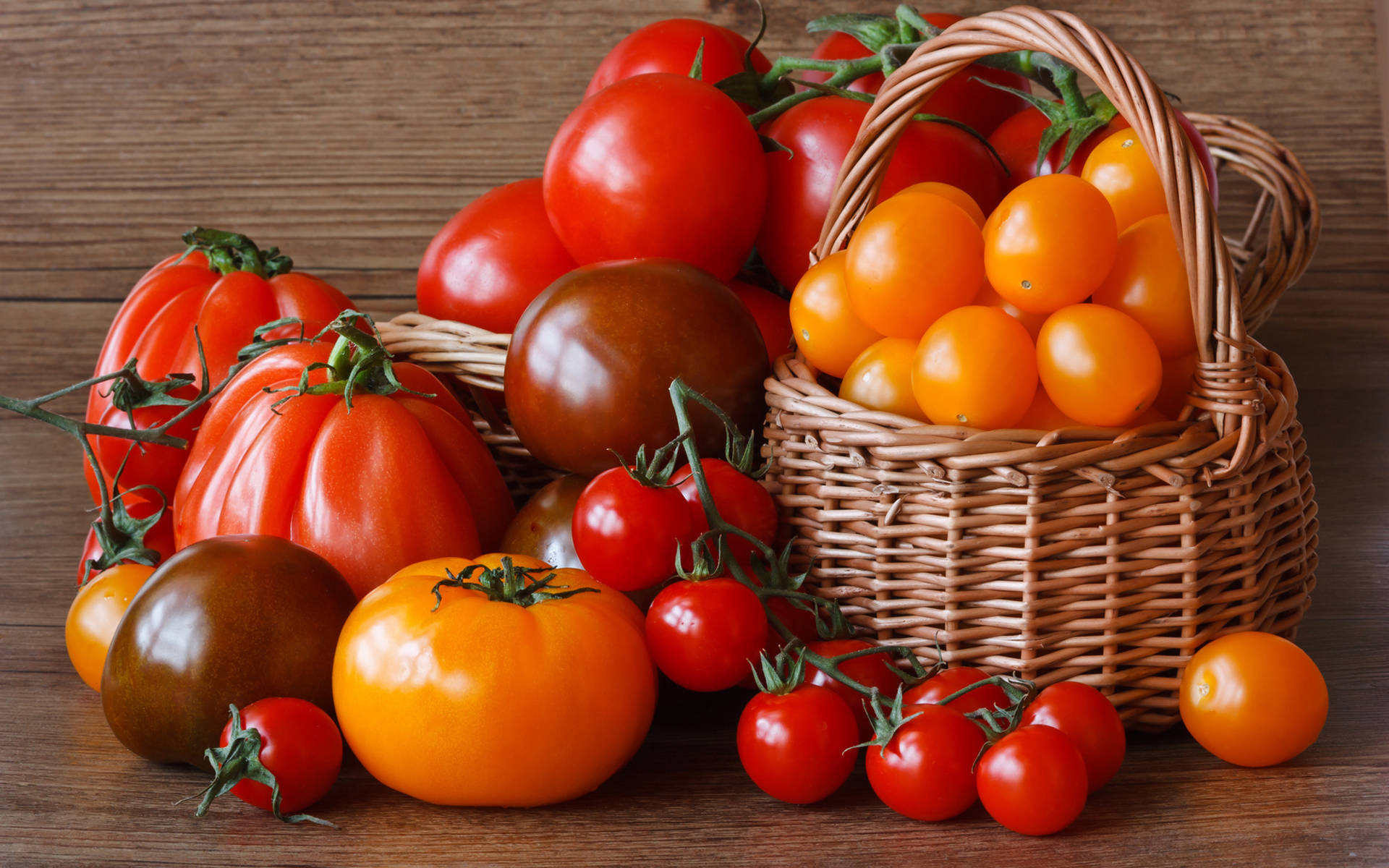Heirloom And Other Tomato Fruit Varieties Wallpaper