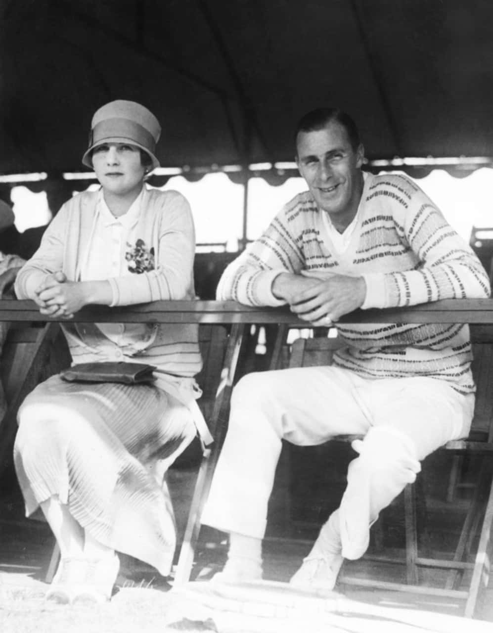 Leggendedel Tennis In Azione - Helen Wills E Bill Tilden Nelle Prove Della Coppa Davis Del 1926 Sfondo