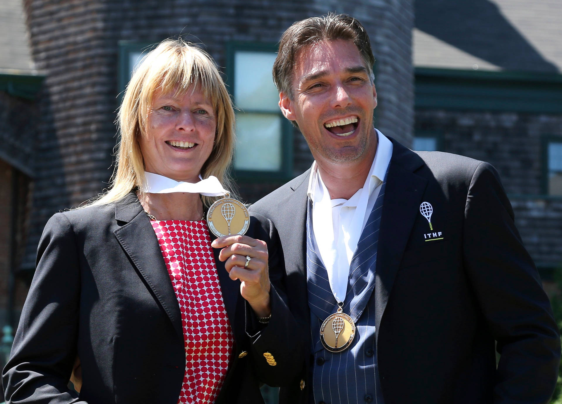 Helenasukova Y Michael Stich Posando Con Medallas Fondo de pantalla