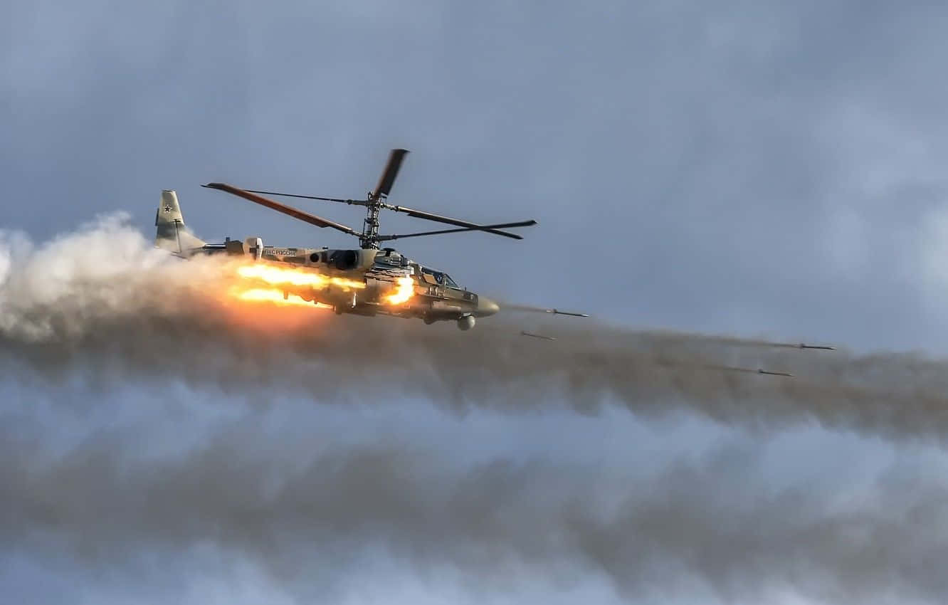 Umhelicóptero Voando Através Das Nuvens