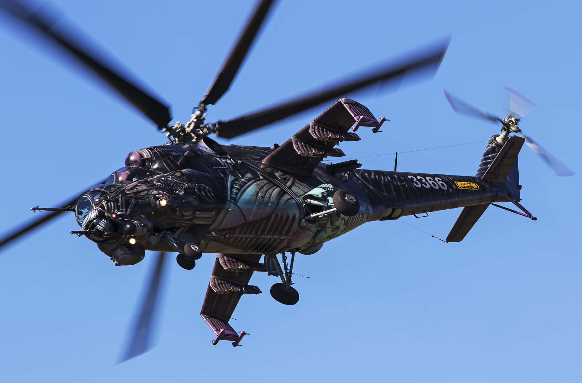 Surcalos Cielos En Un Impresionante Helicóptero Contra Un Cielo Azul.