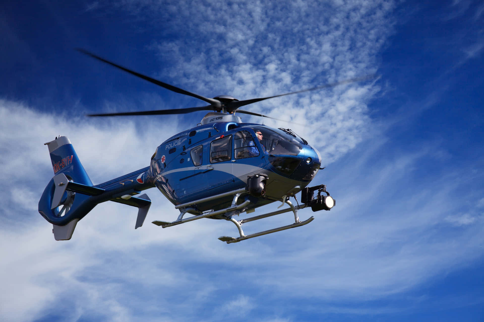Helicópteromajestuoso Flotando En Un Cielo Azul Despejado