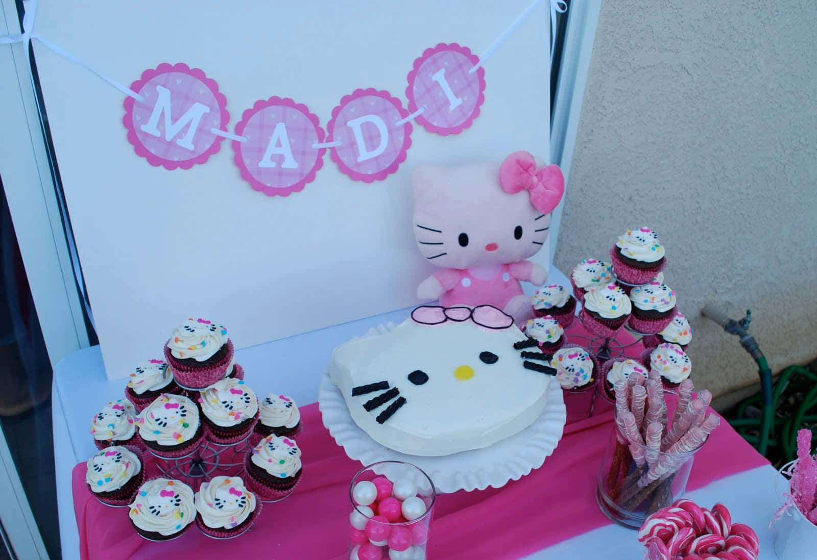 Hello Kitty Birthday Celebration with Friends Wallpaper