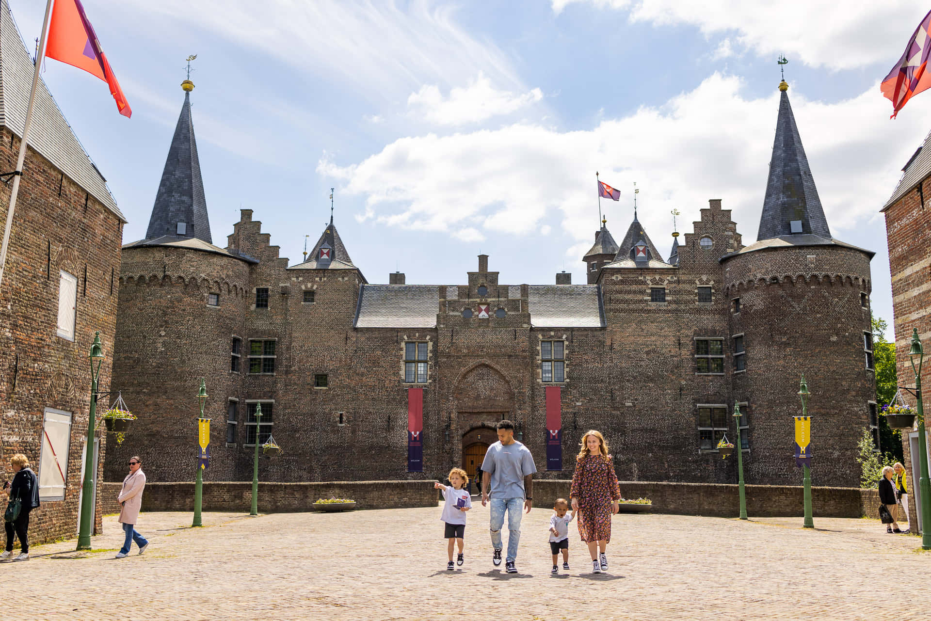 Helmond Castle Family Visit Wallpaper