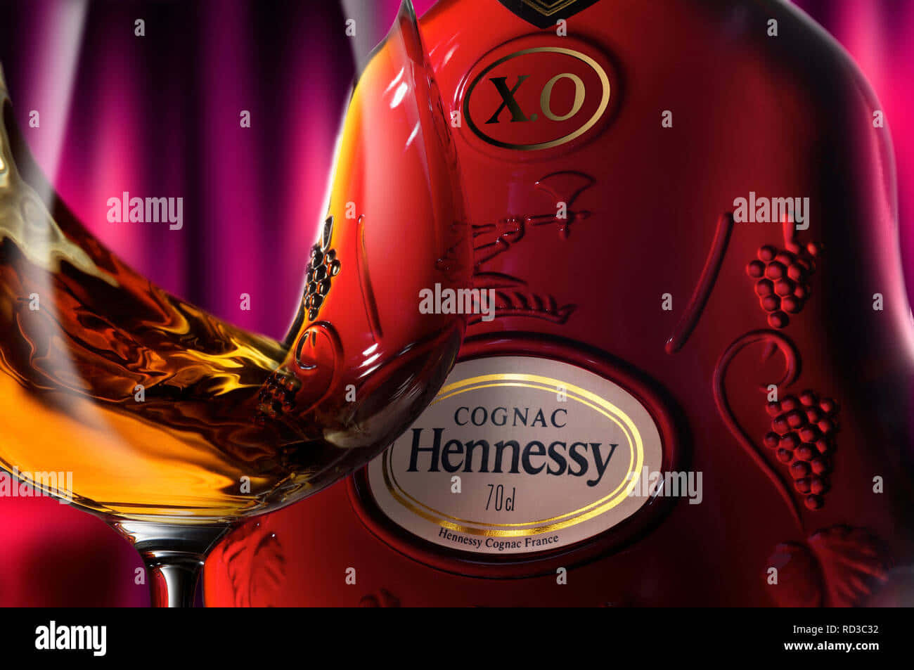Alzail Tuo Bicchiere E Solleva Il Tuo Spirito Con Hennessy Sfondo