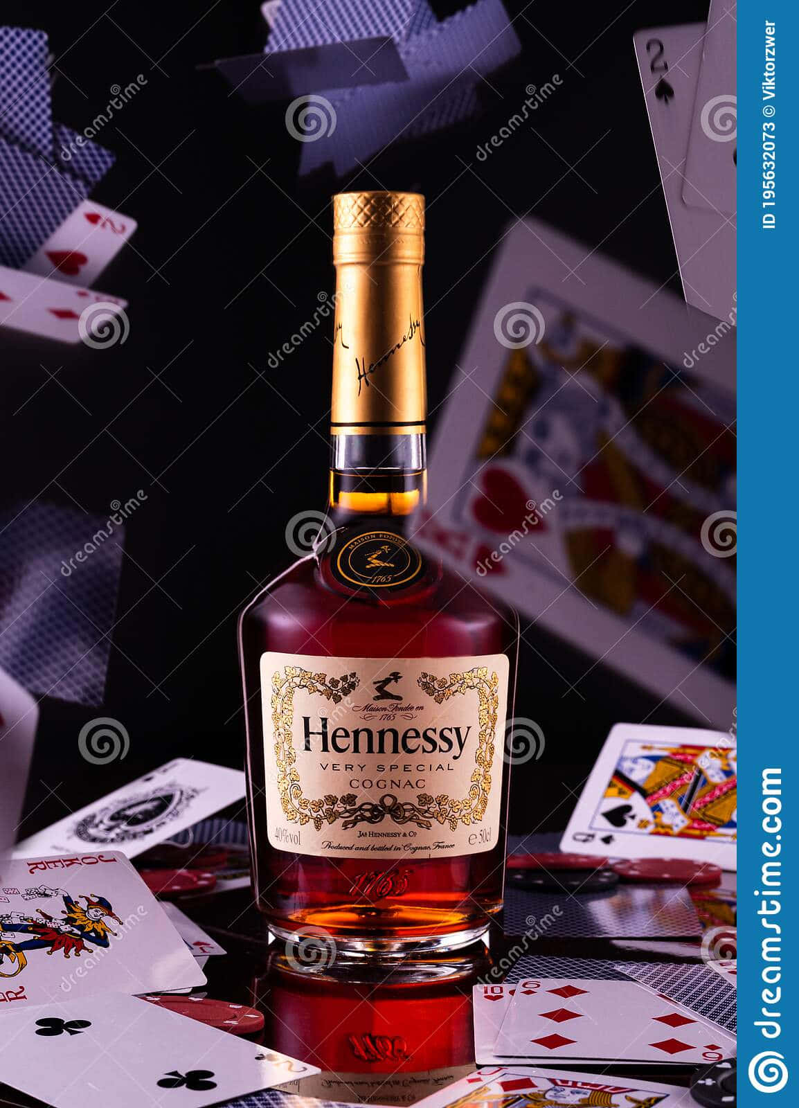 Bottigliadi Whiskey Hennessy Con Carte Da Gioco Immagine Fotografica Di Stock Sfondo