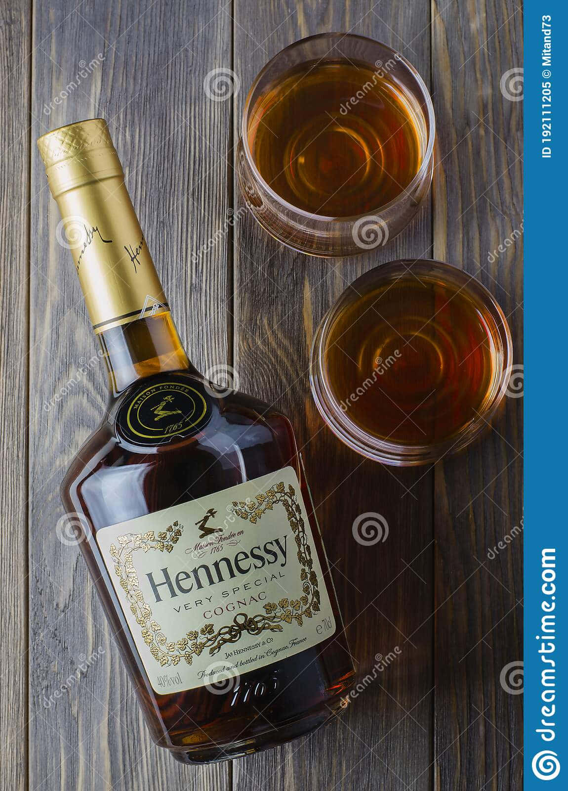 Bottigliadi Whiskey Hennessy E Bicchieri Su Sfondo Di Legno Sfondo