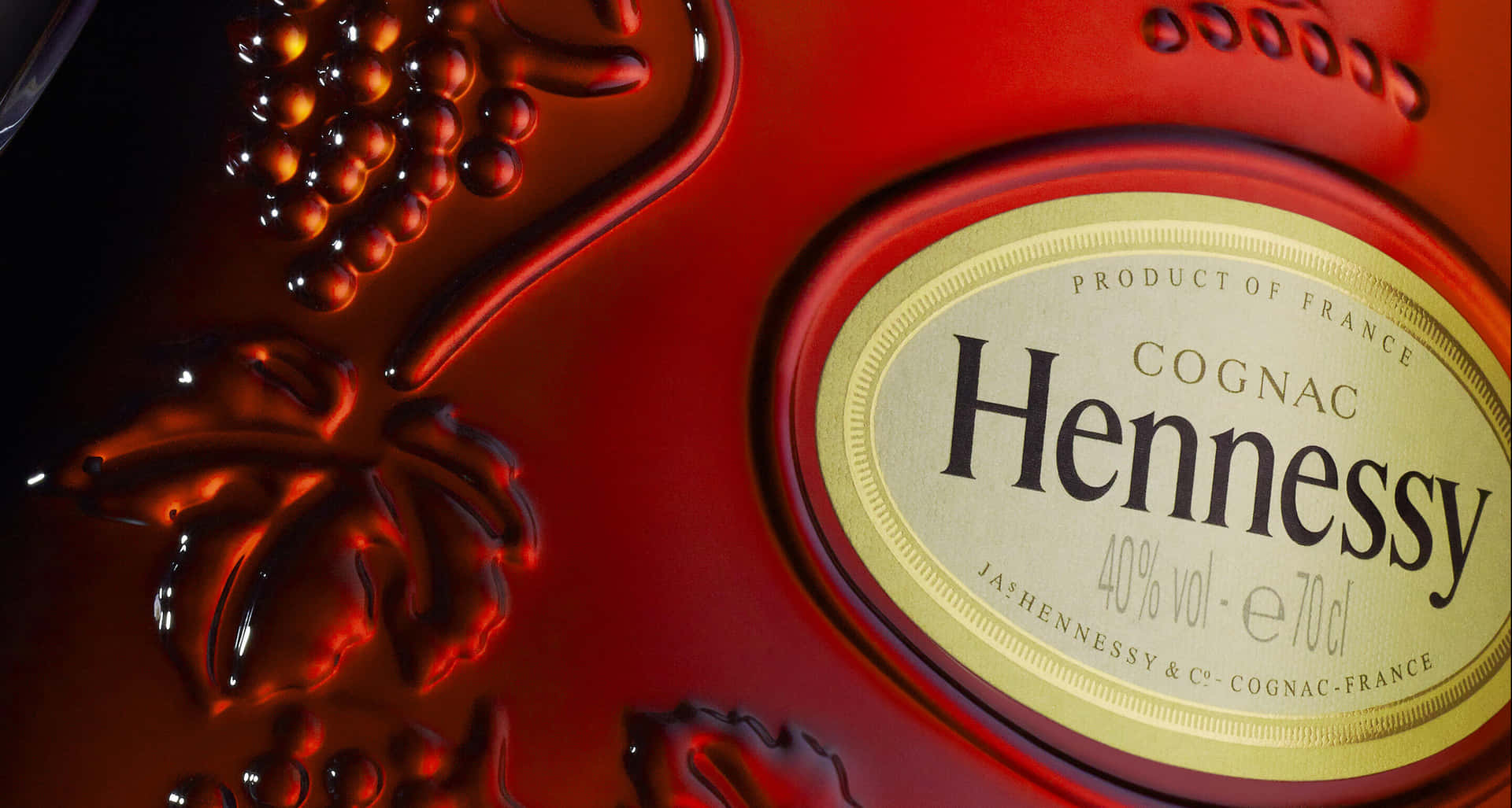 Botellade Hennessy Roja Con Grabados. Fondo de pantalla