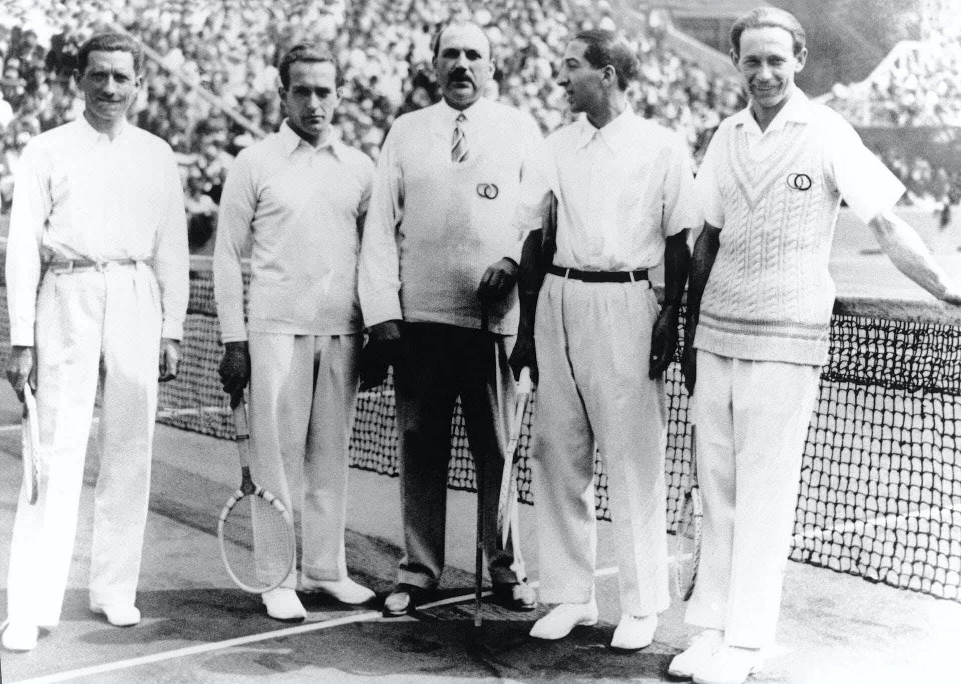 Henri Cochet, René Lacoste og venner spiller tennis. Wallpaper