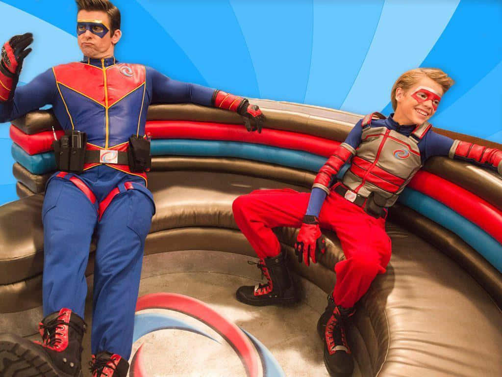 Zweijungen In Superhelden-kostümen Sitzen Auf Einer Couch. Wallpaper