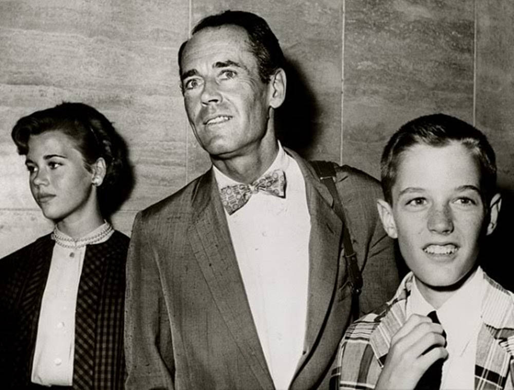 Henryfonda Con Sus Hijos Jane Y Peter En La Década De 1950 Fondo de pantalla