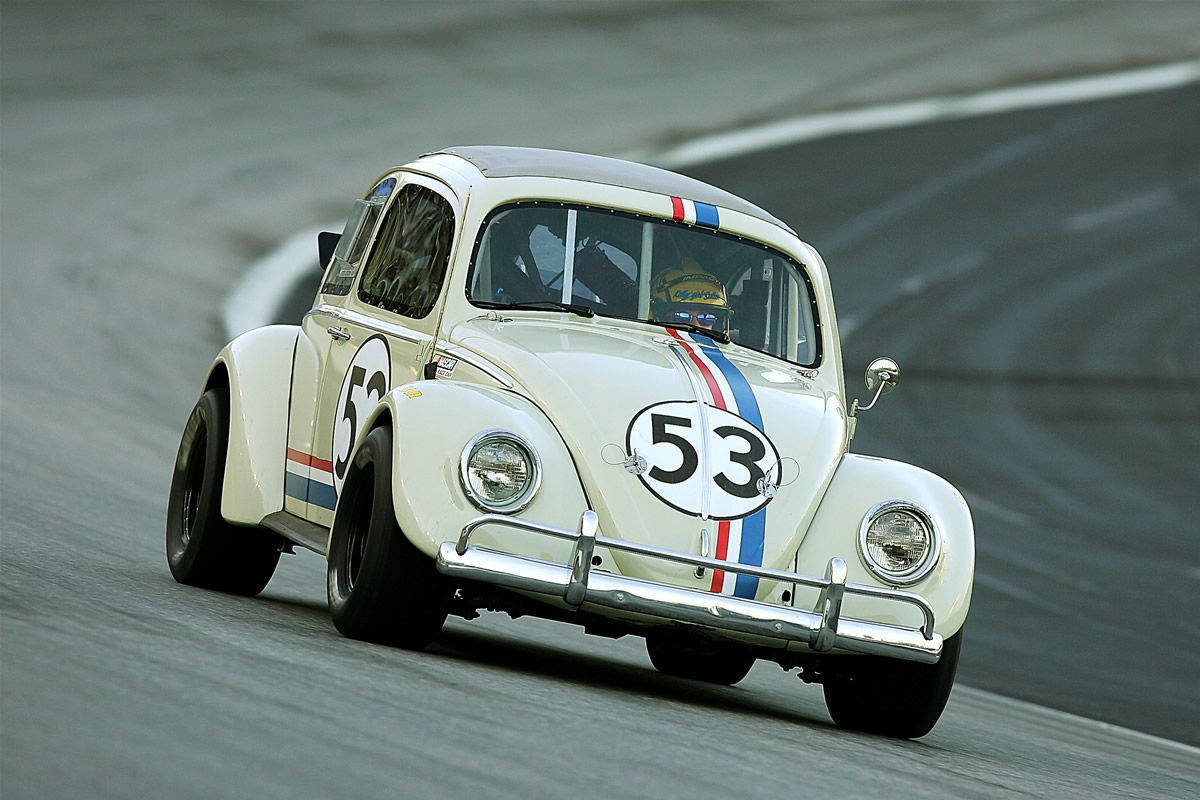Herbie Fuldt Lastet Kørsel På Racerbane Wallpaper