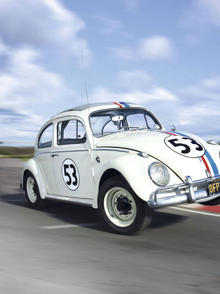 Herbie Fuldt Lastet kører Hurtigt på Racerbane Tapet Wallpaper