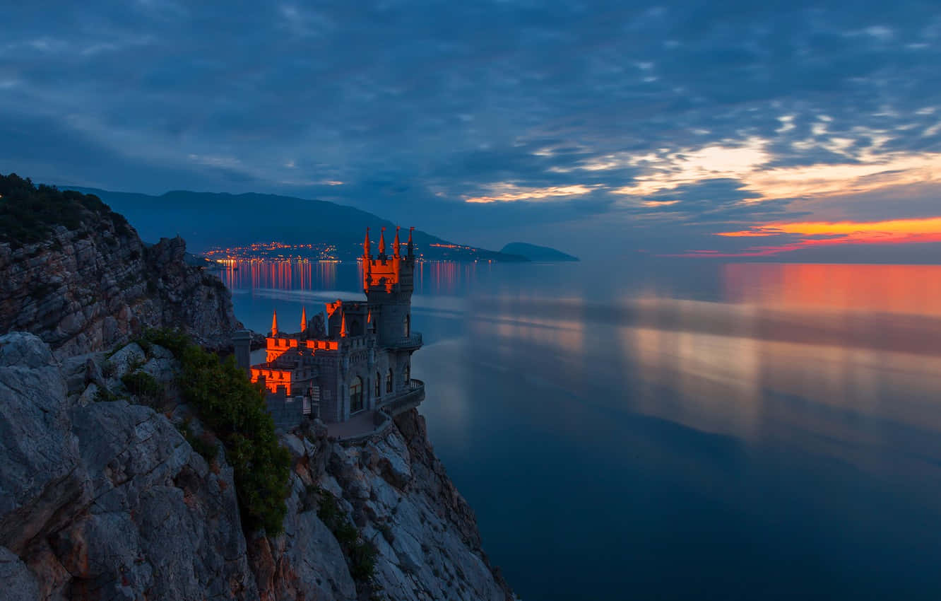 Hermosapuesta De Sol En Yalta. Fondo de pantalla