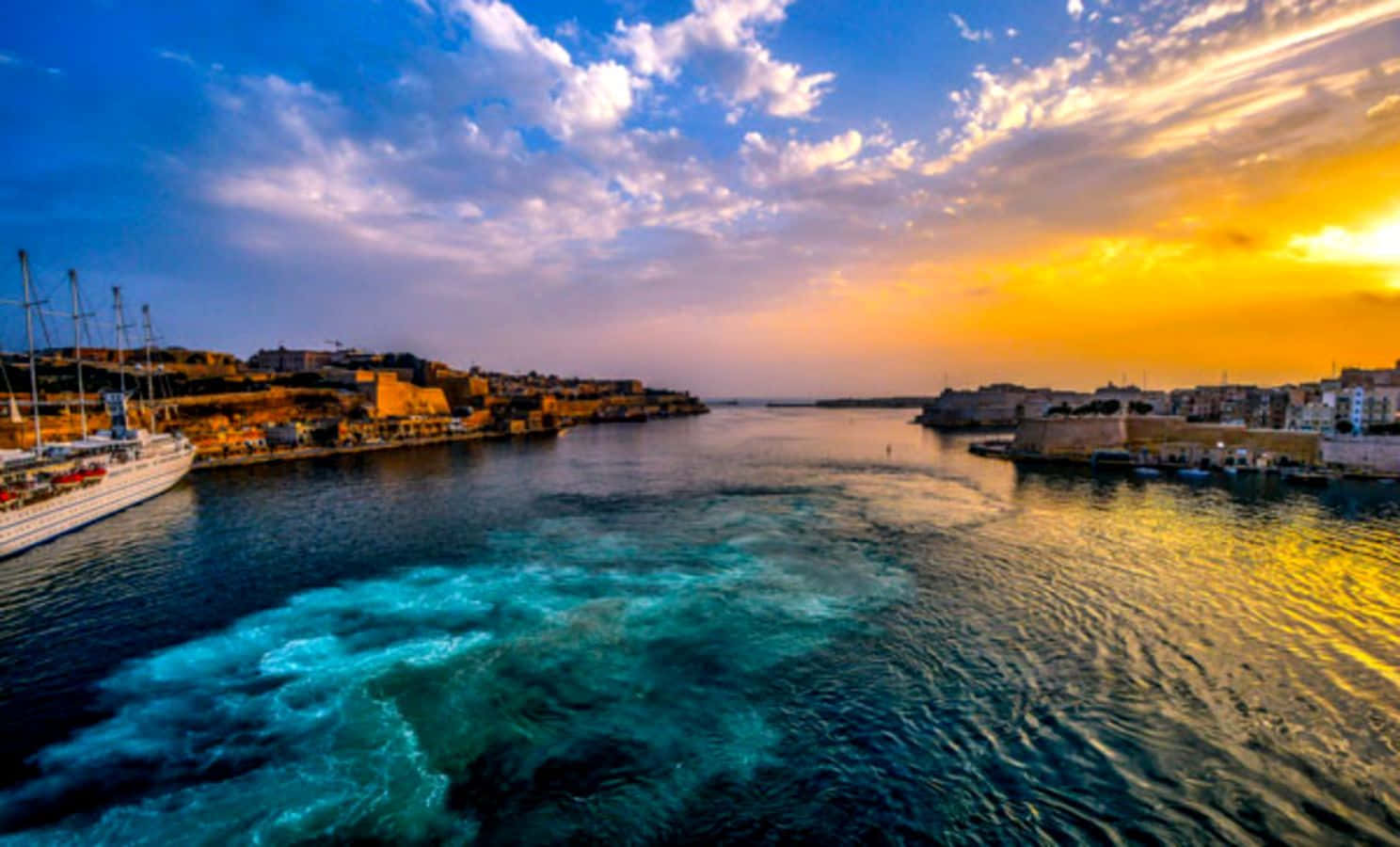 Hermosapuesta De Sol Sobre La Ciudad De Valletta, Malta.