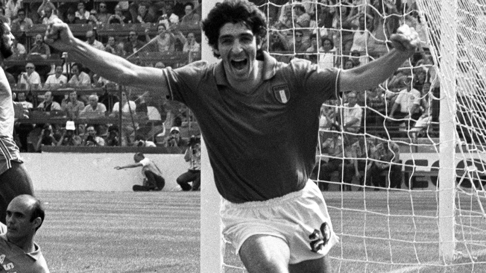 Hjältepaolo Rossi Fotboll (assuming This Is Meant To Be A Possible Wallpaper Design Featuring An Image Of Paolo Rossi Playing Football) Wallpaper