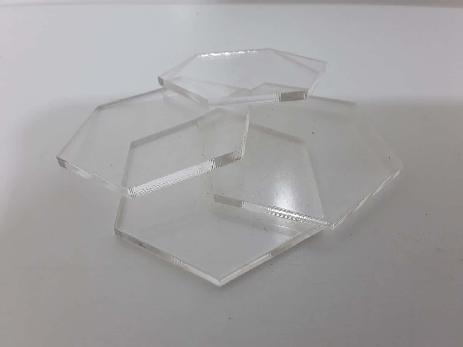 Bildvon Einem Stapel Gläsern In Hexagon-form.