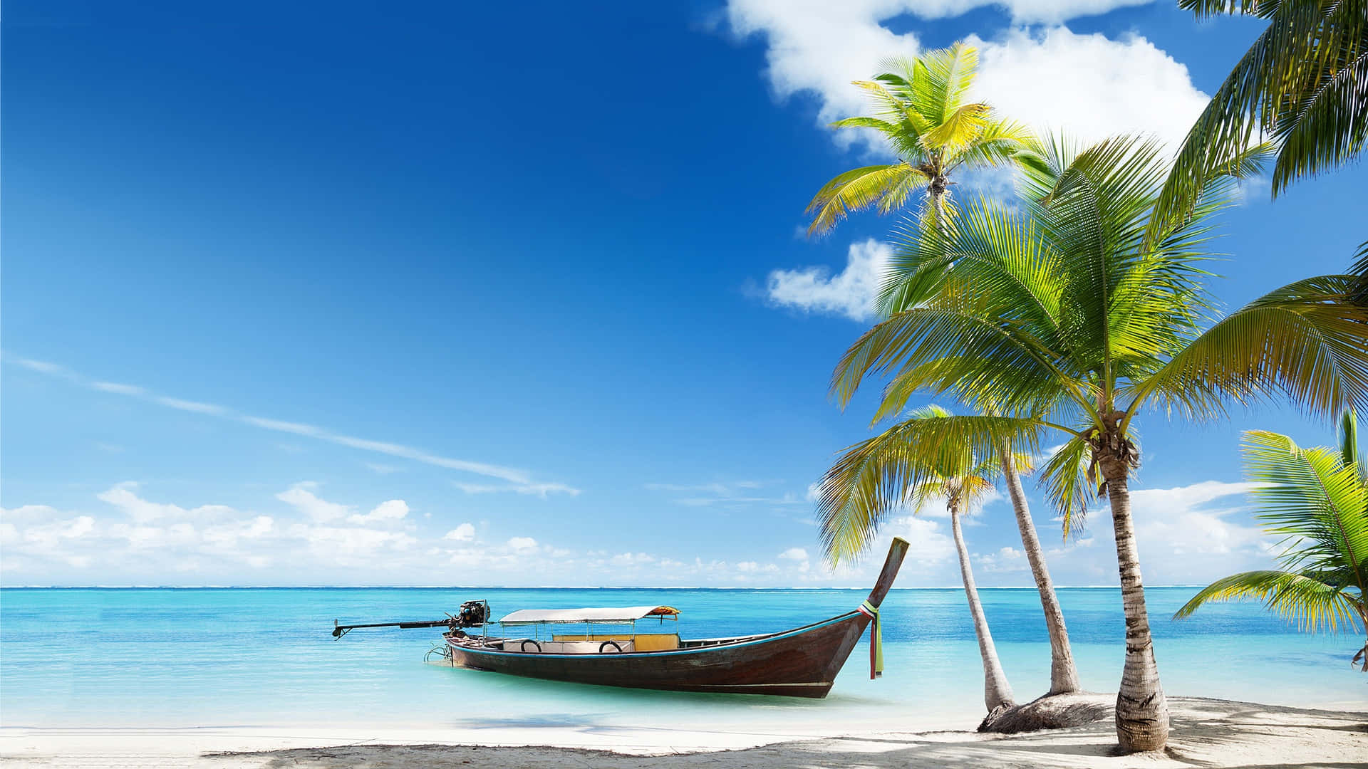 Tag en pause fra din travle liv og slappe af på en smuk strand. Wallpaper