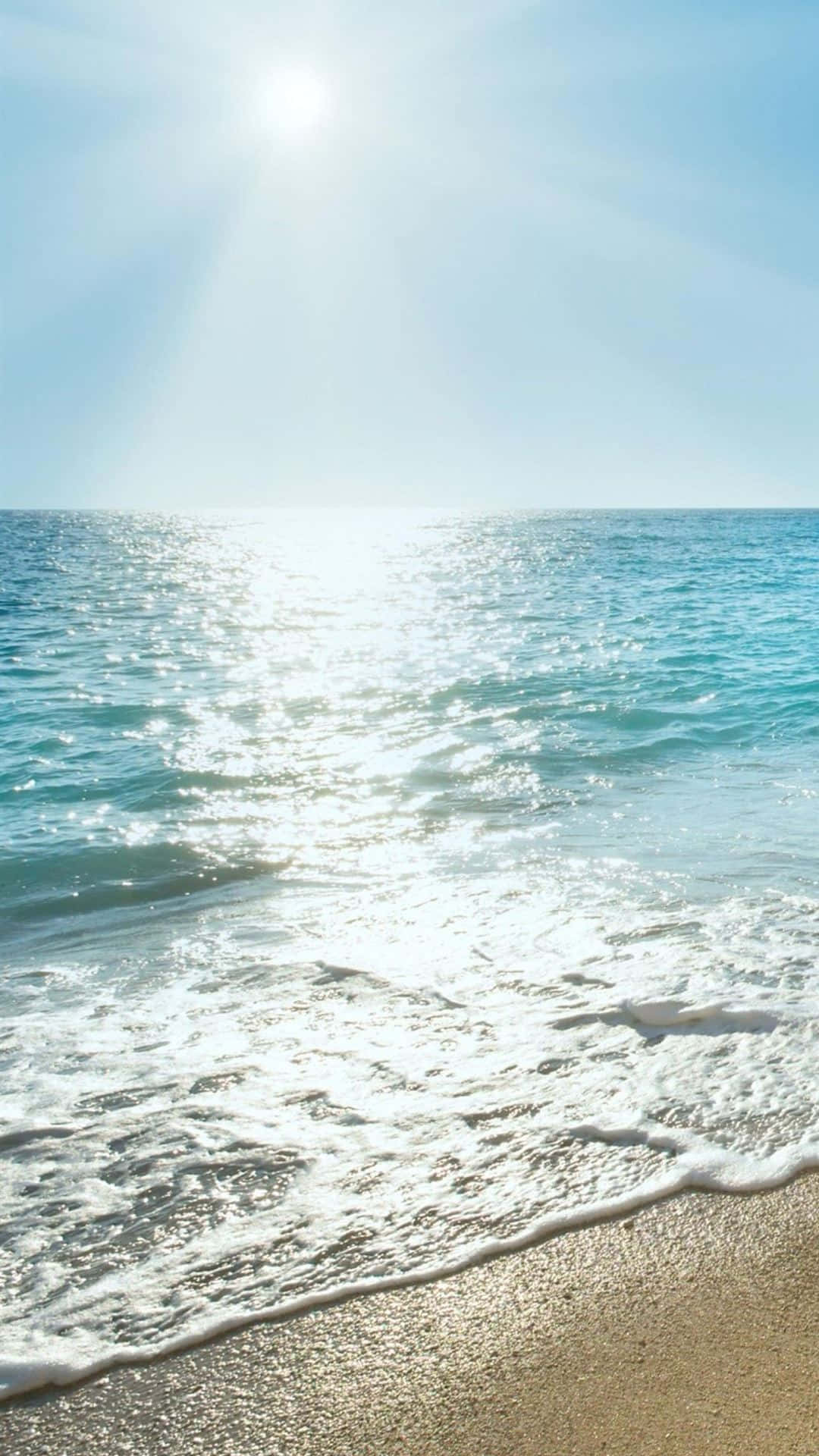 Unamujer Está Sentada En La Playa Con El Sol Brillando Sobre Ella. Fondo de pantalla