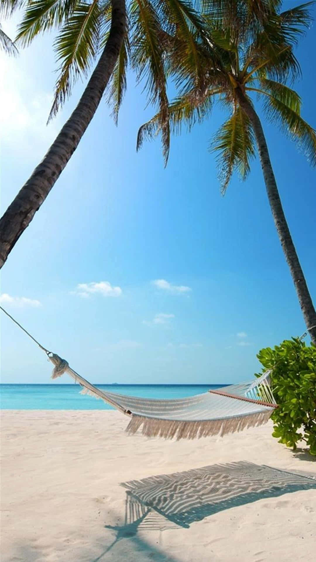 Disfrutandode La Tranquilidad Y Belleza De Una Playa En Alta Resolución. Fondo de pantalla
