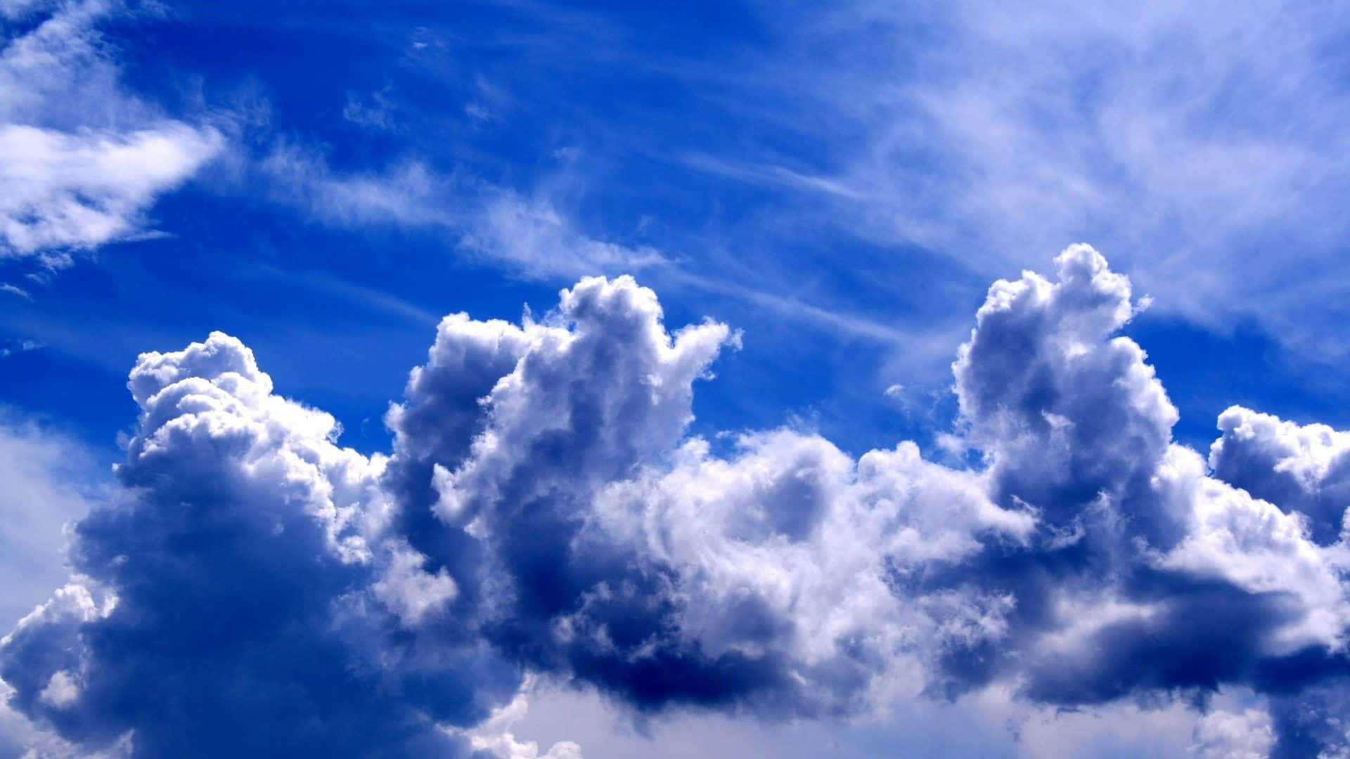 Cielode Alta Resolución Con Grandes Nubes. Fondo de pantalla