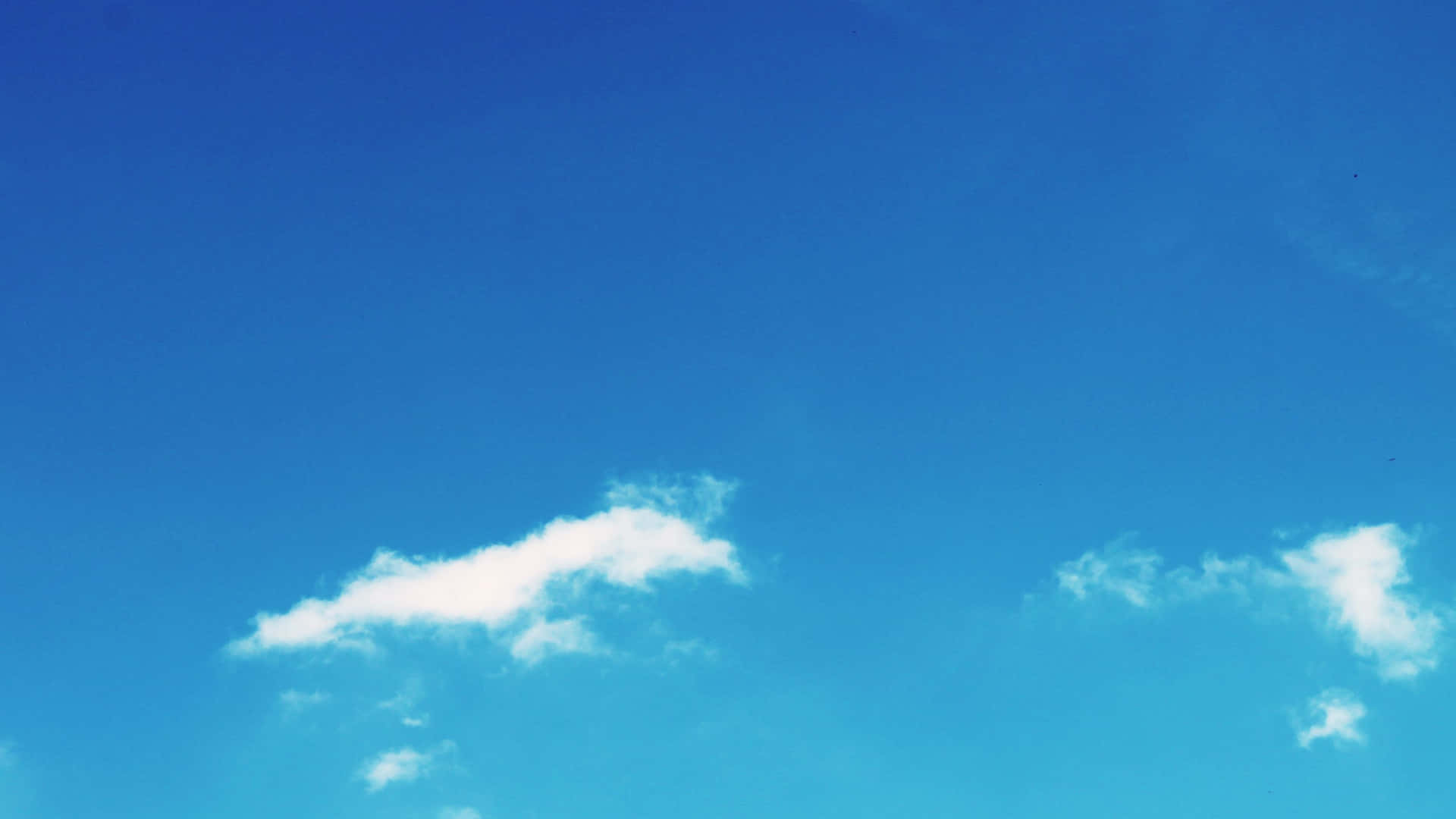 Hochauflösenderhimmel Mit Kleinen Wolken Wallpaper