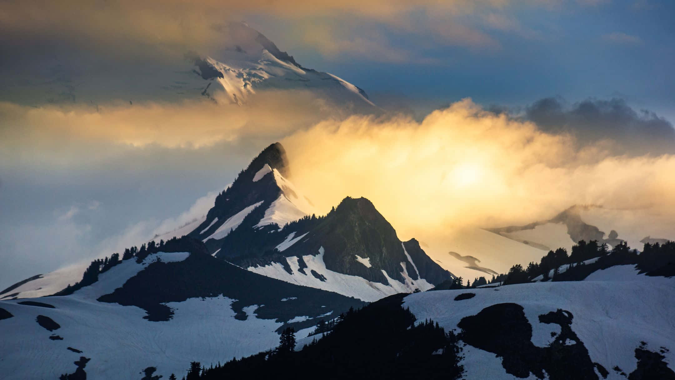 Einebergkette Mit Schnee Und Wolken Im Hintergrund