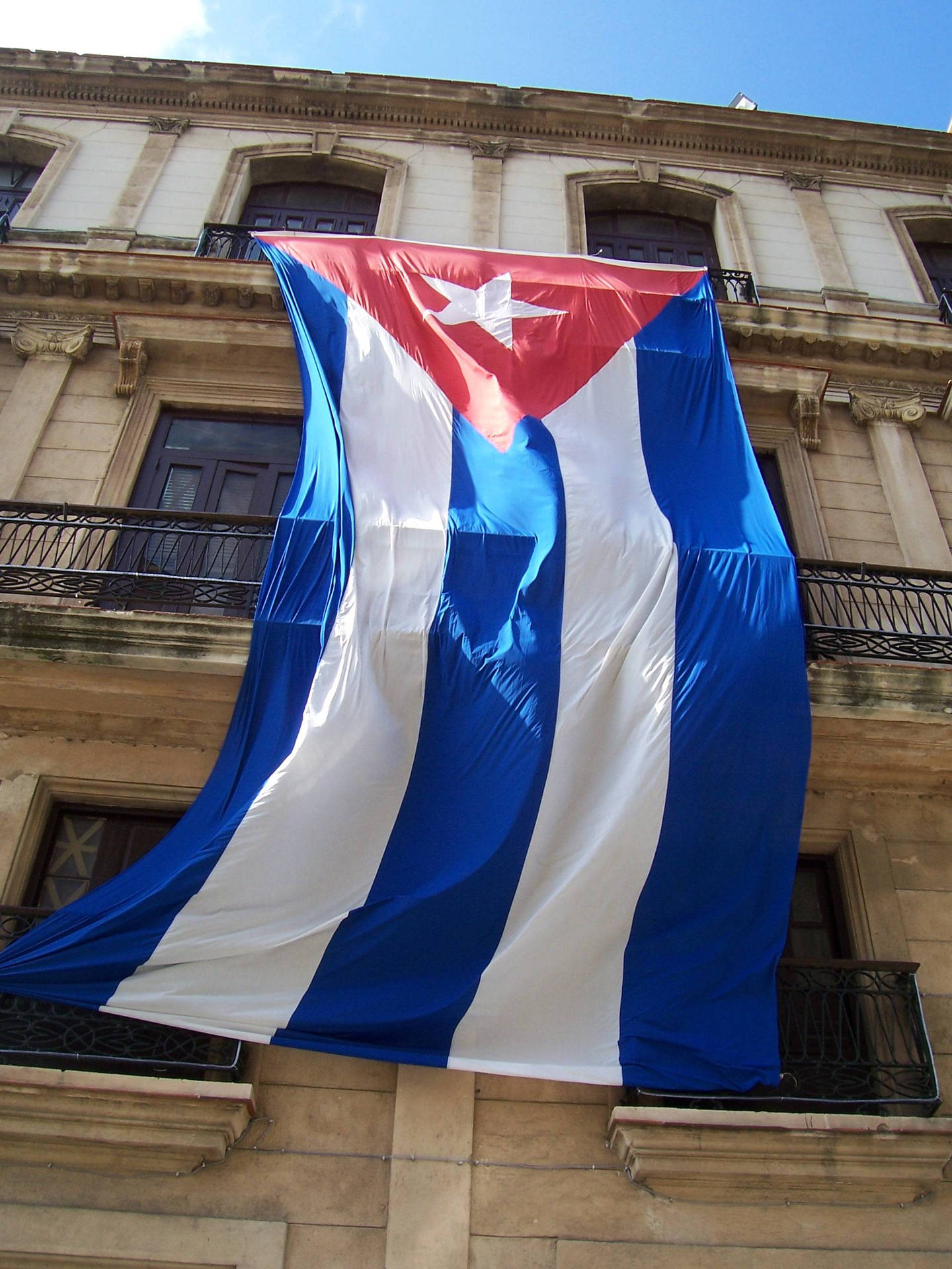 Högvinkel Av Kubanska Flaggan Som Bakgrundsbild På Datorn Eller Mobilen. Wallpaper