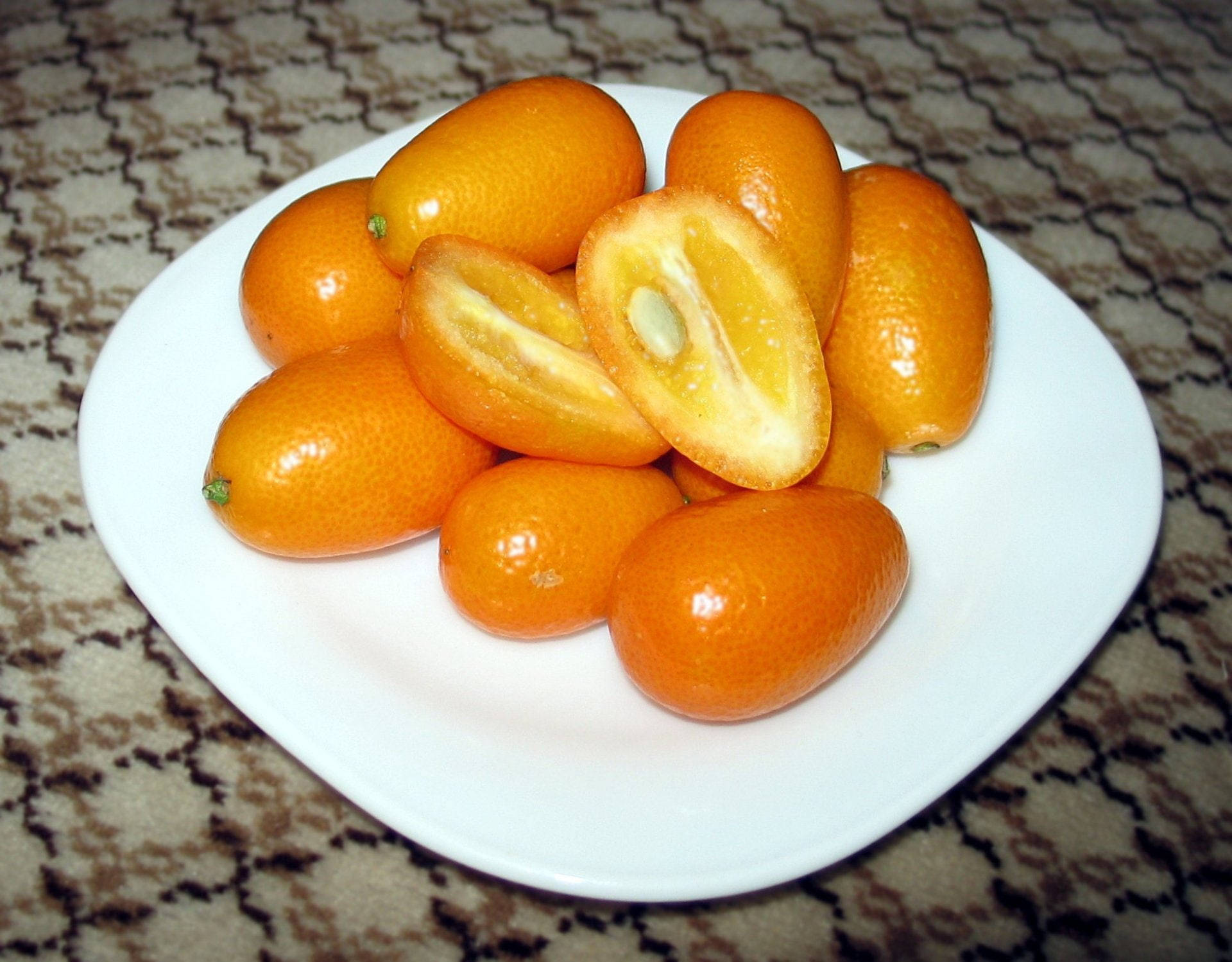Högvinkladskivad Kumquatfruktbild. Wallpaper