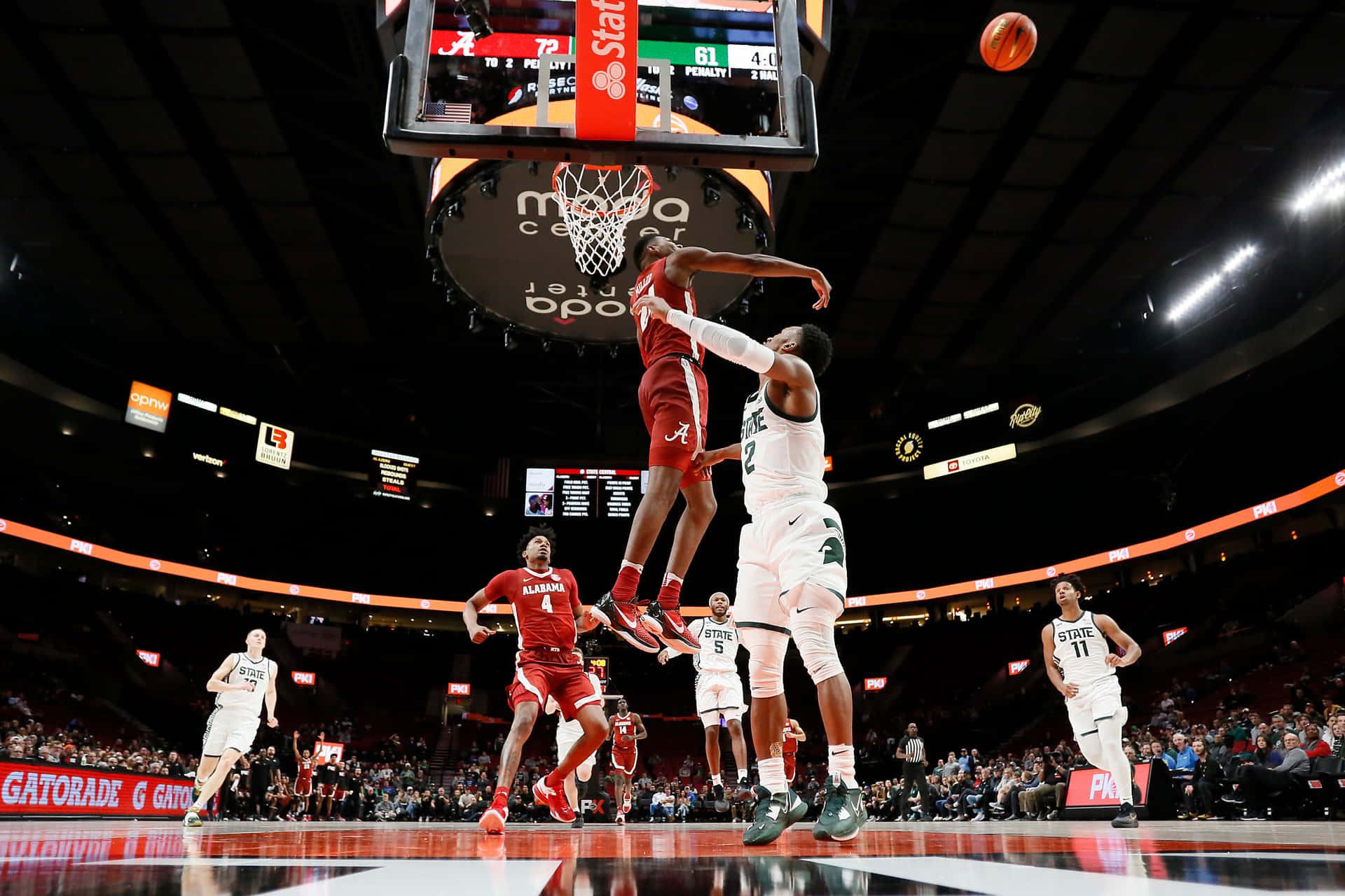 High-energy Alabama Basketball Team In Action Wallpaper