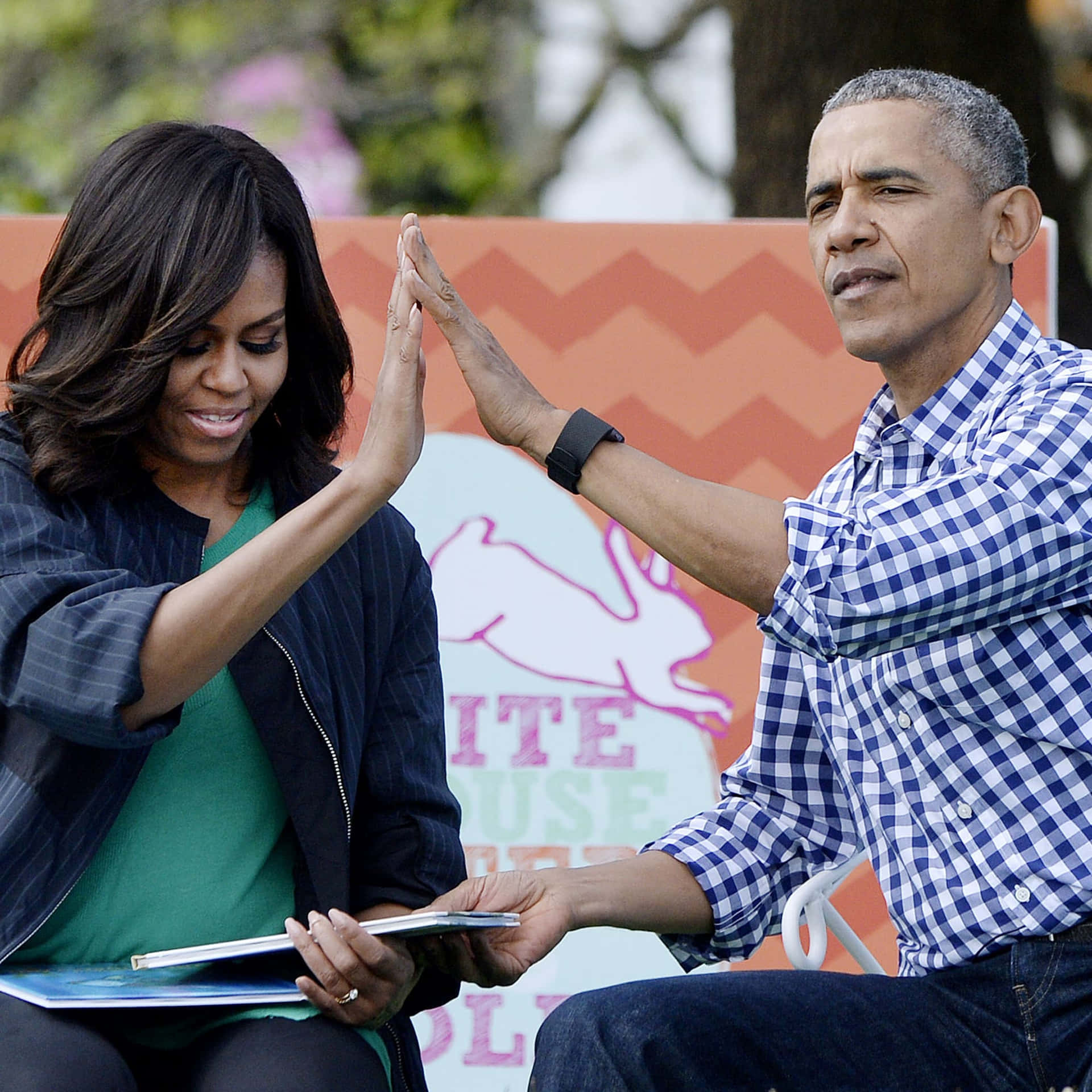 Fotosde Barack Y Michelle Obama ¡dándose Un Alto Cinco!