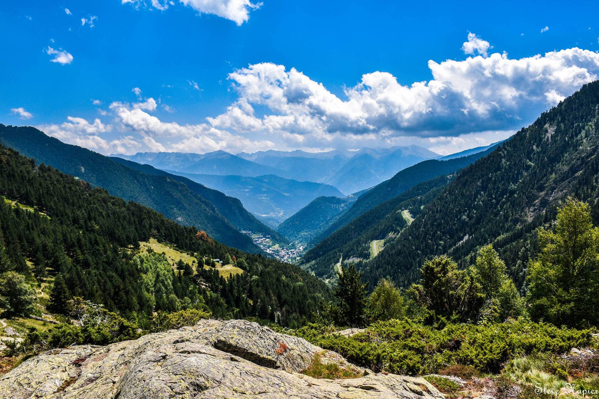 Montañaalta Y Cubierta De Hierba, Andorra Fondo de pantalla