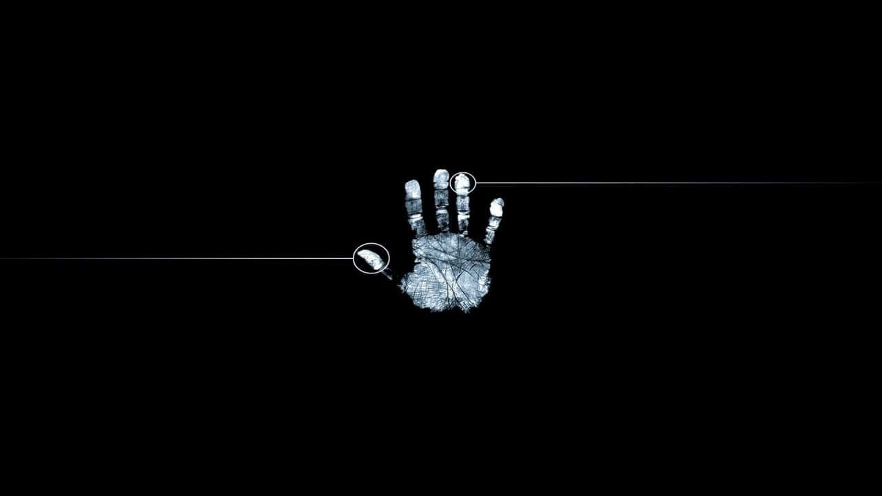 Højopløst sort baggrundsmotiv menneskehånd der holder et globus