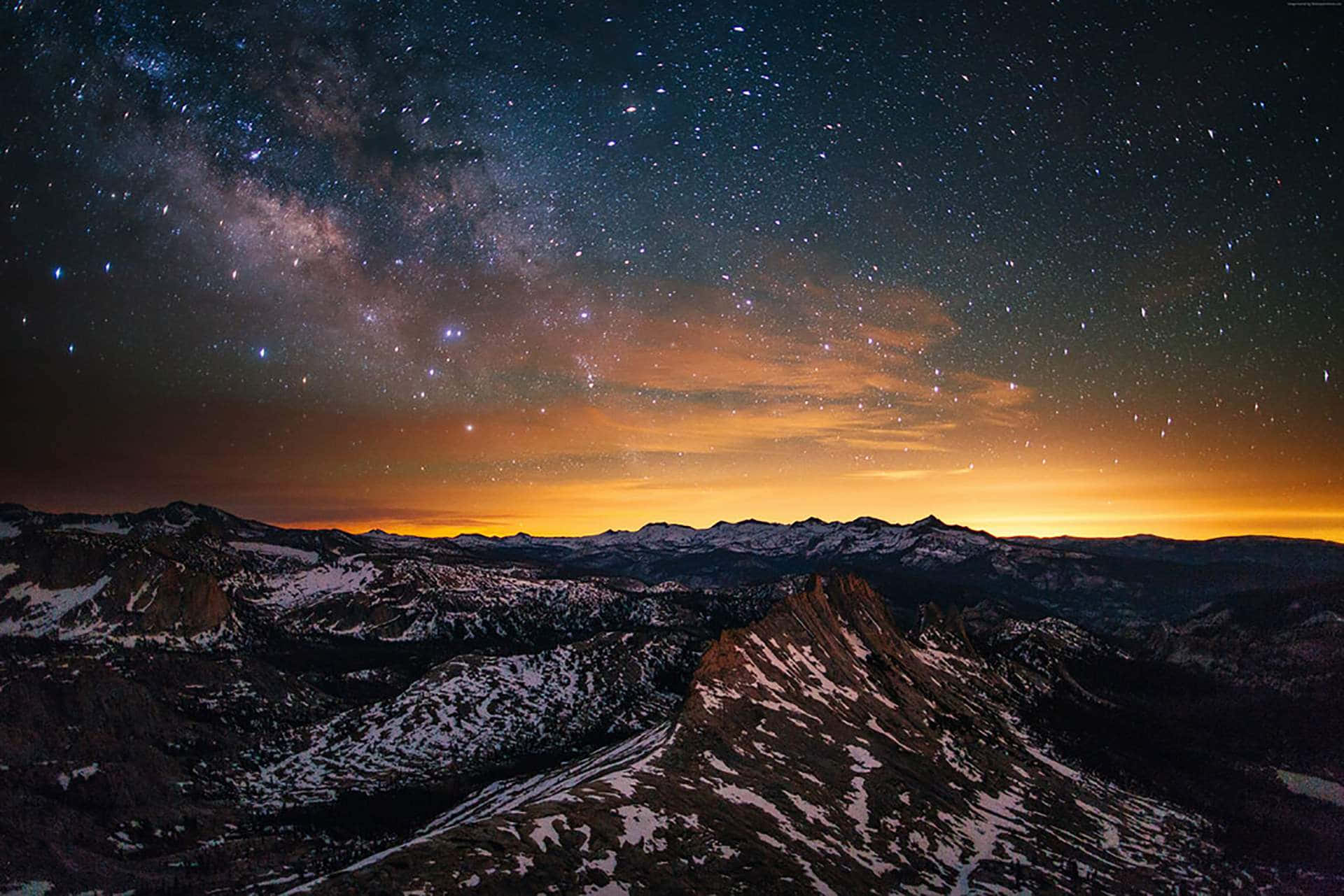 Hintergrundmit Hochauflösender Galaxie, Bergen Und Sonnenuntergang