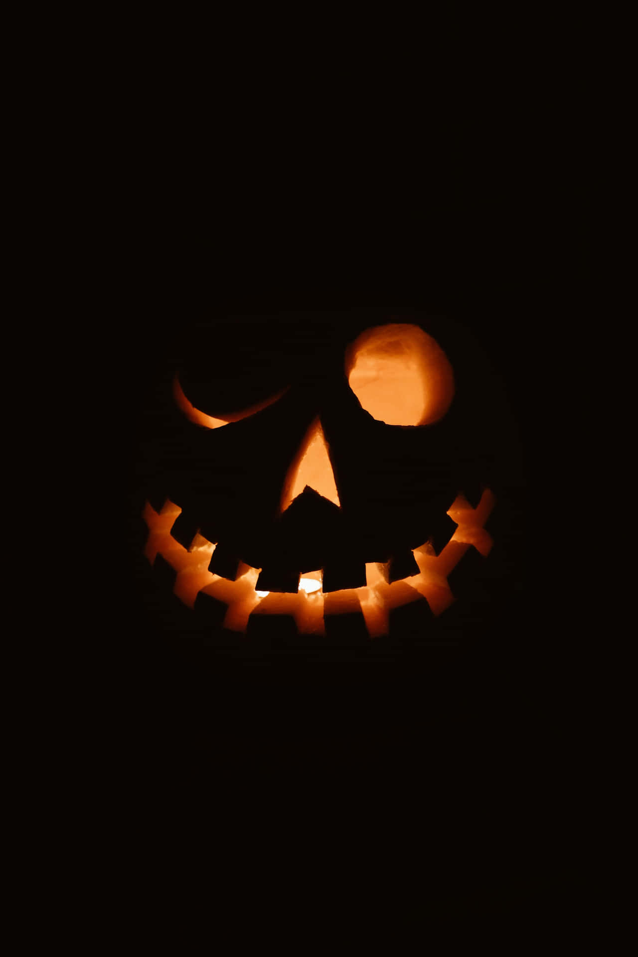 Sfondodi Halloween Ad Alta Risoluzione Con Jack-o-lantern Che Fa Un Occhiolino