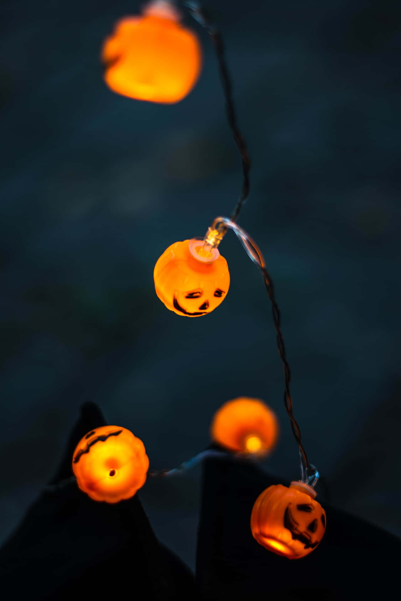 Fondode Halloween De Alta Resolución Con Luces De Calabaza Jack-o-lantern.