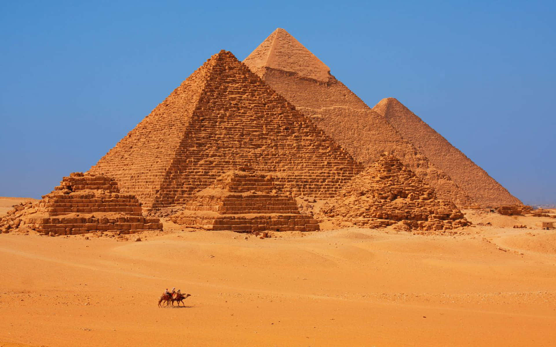 High Resolution Photo Of Giza Pyramids Wallpaper