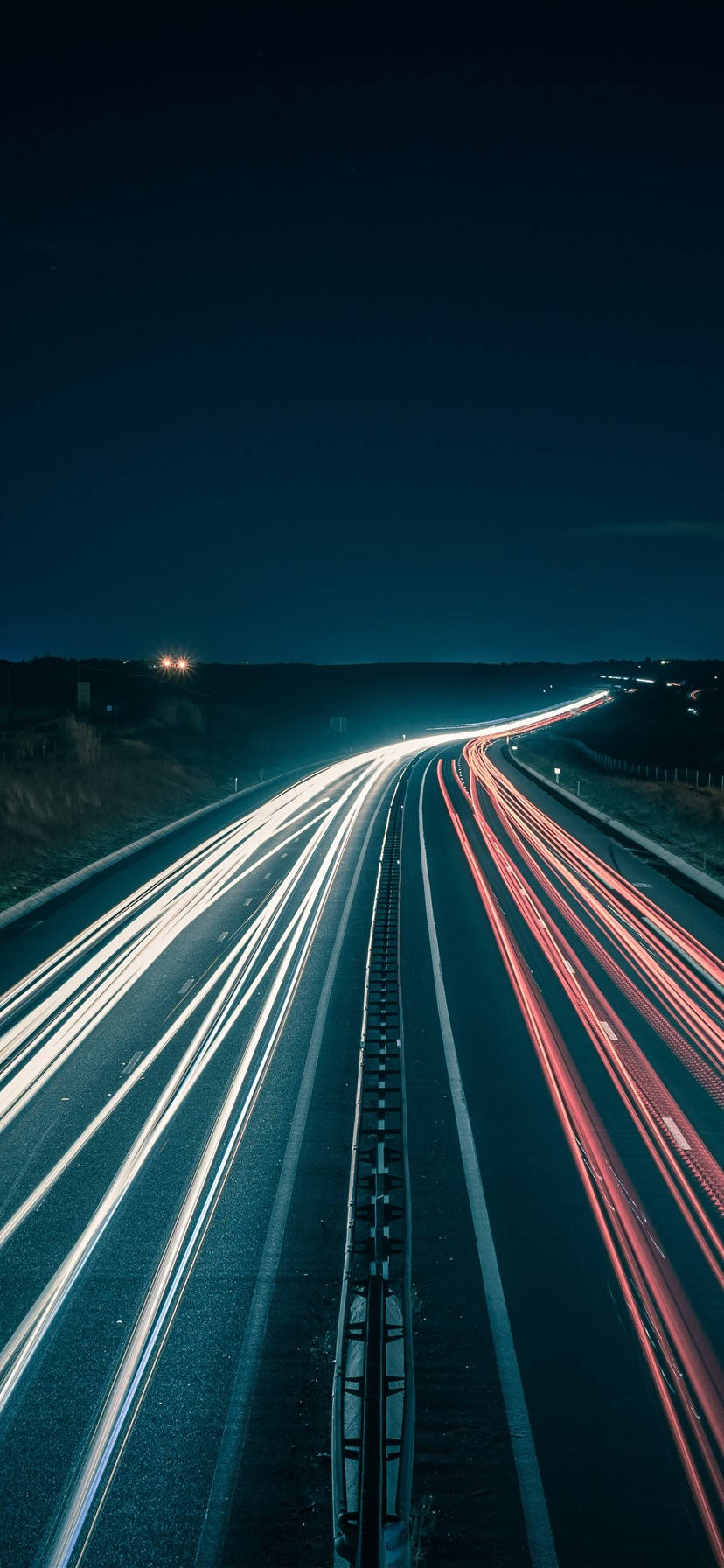 Autobahnmit Fahrenden Fahrzeugen Iphone-hintergrundbild Wallpaper