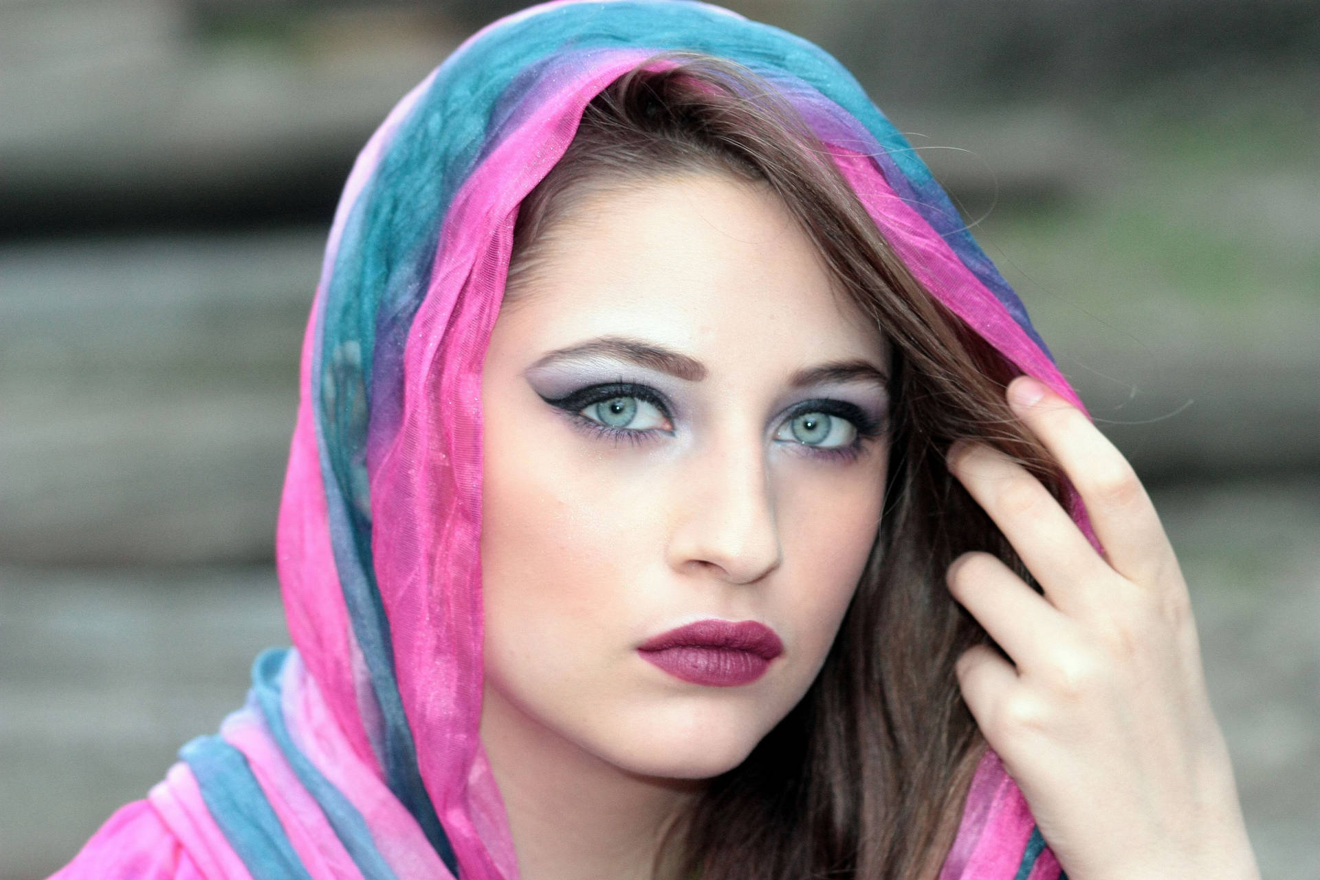 Garotacom Hijab De Olhar Feroz. Papel de Parede