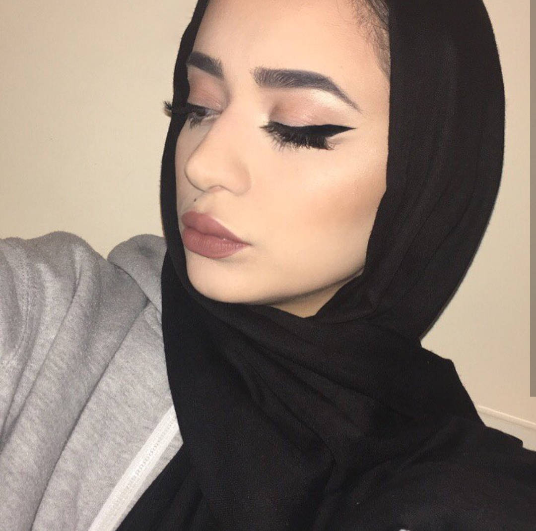 Hijab Ragazza Labbra Imbronciate Sfondo