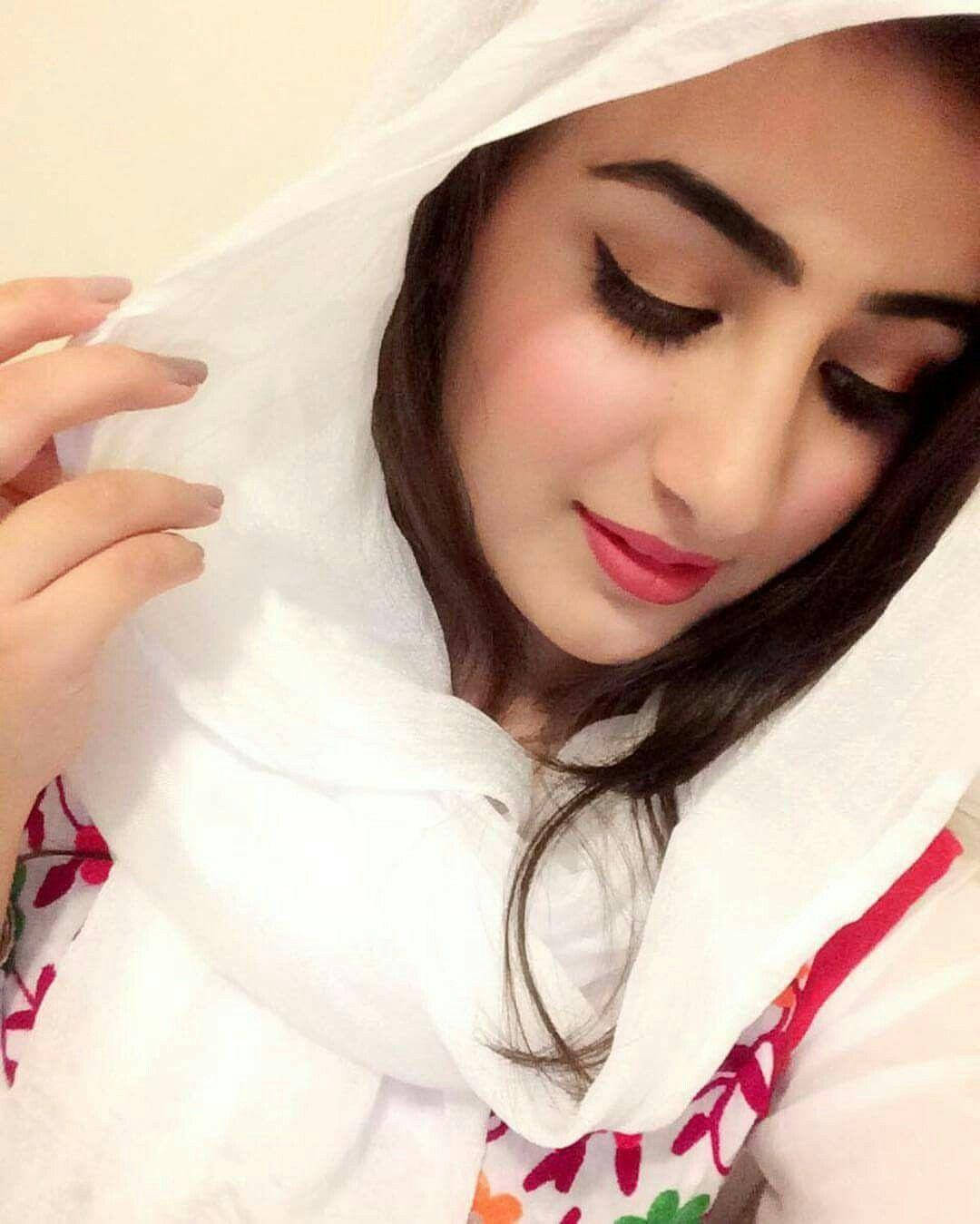 Hijab pige Selvportræt i hvid kjole Wallpaper
