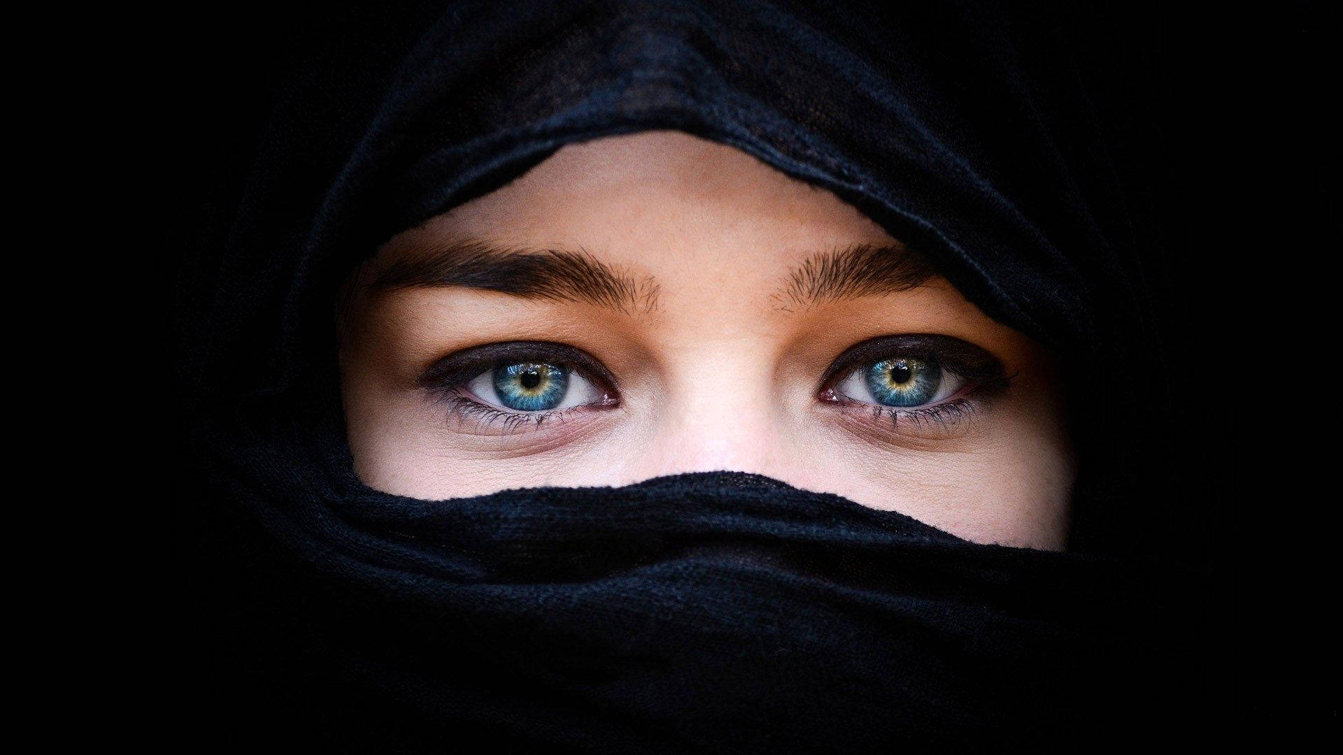 Hijab Ragazza Con Gli Occhi Azzurri Sfondo