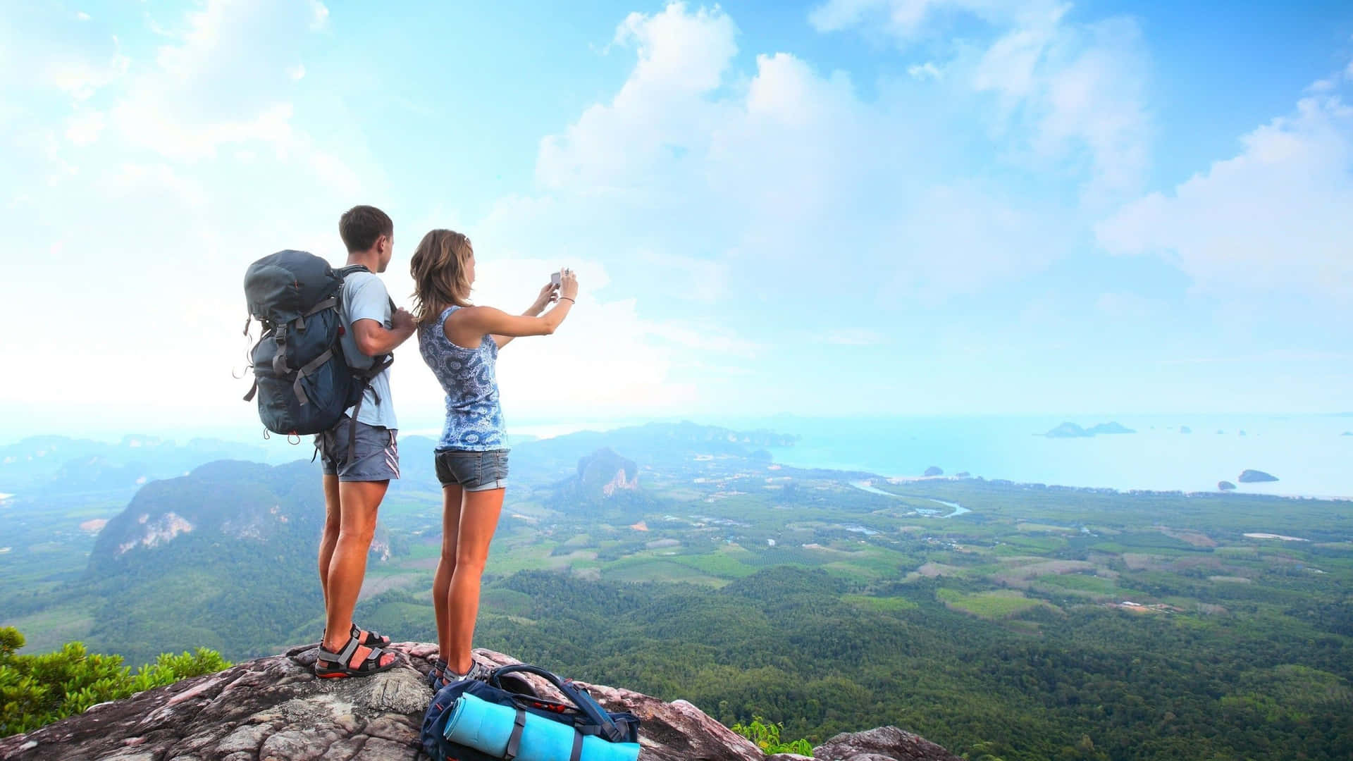 Zweipersonen Stehen Auf Einem Berg Und Machen Ein Foto.