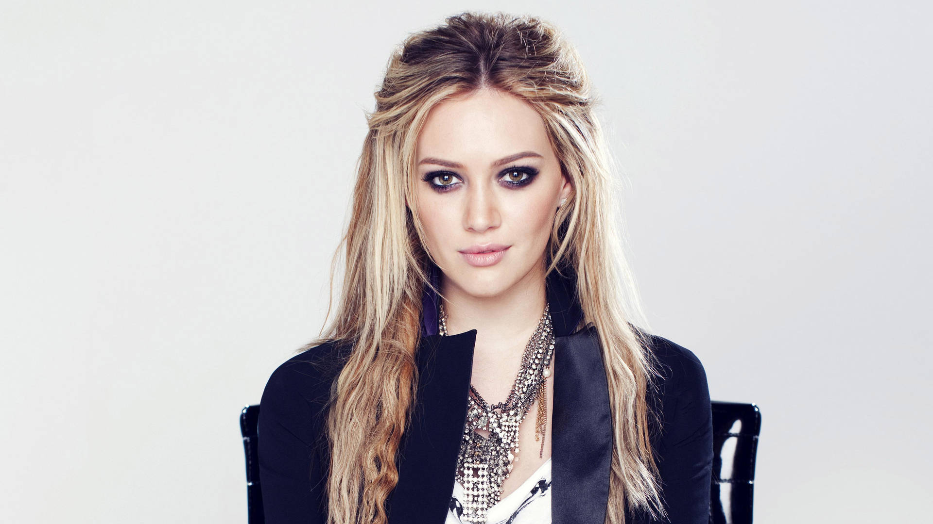 Hilary Duff Wearing A Black Jacket Wallpaper